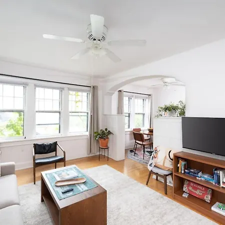Sunny East Side Vintage 2Br Apartment